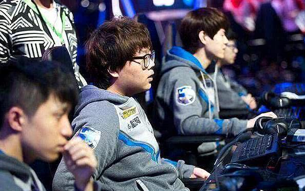 巴西媒体爆料：Uzi大概率会获得名人堂皮肤，包括薇恩和卡莎？？？？